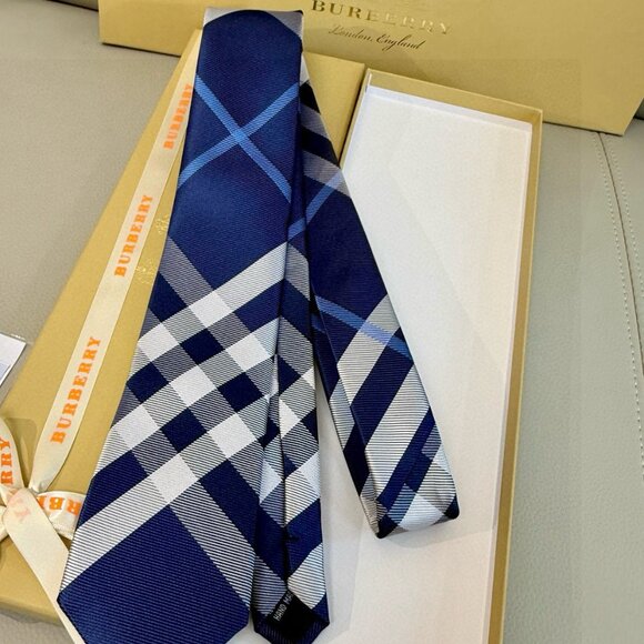 Burberry Men's Tie - Picture 3 of 4
